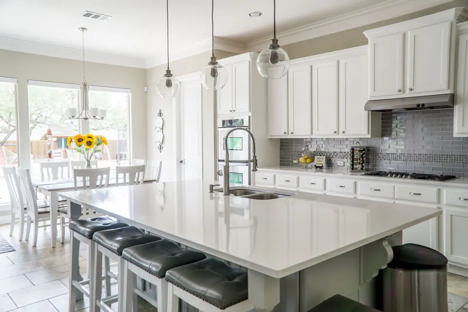 Cuisine blanche lumineuse avec îlot en bois